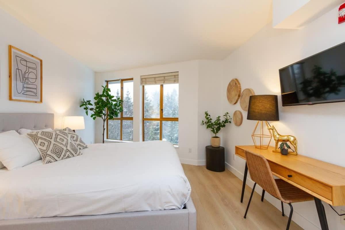 Renovated 1Bed-1Bath In Village With Pool, Hot Tub, And Sauna Whistler Exterior photo